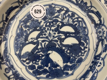 Une assiette en porcelaine de Chine en bleu et blanc de type kraak &agrave; d&eacute;cor d'aigrettes, Wanli